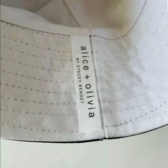 NWT Alice + Olivia Reversible Bucket Hat ~ Black Daisy White One Size - Picture 5 of 7